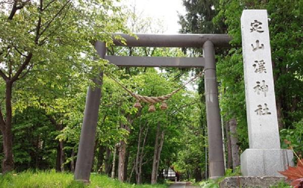 定山渓神社前バス停はこの前にあります。