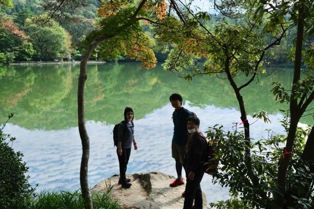 再度公園、池に秋の空が映ります