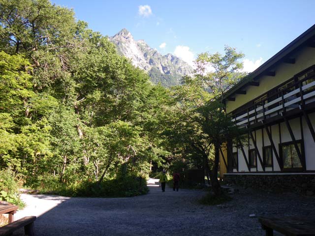 この日も天気は快晴で、明神岳もしっかり見えました。