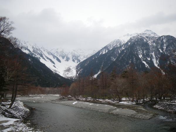 曇ってはいるが、明神岳は見える。