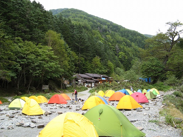 北沢駒仙小屋のテント場。まだまだスペースはあり、写真の３倍くらいテントを張れます。