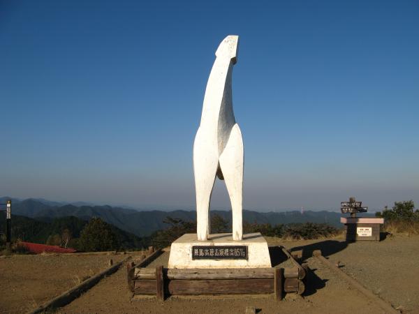 陣馬山のシンボル、白馬の像