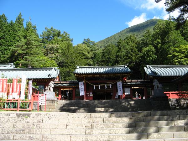 スタート地点の二荒山神社。右後ろの山が男体山