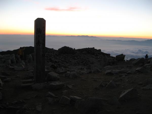 日の出直前の駒ヶ岳頂上