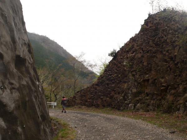 山をくりぬいて道が延びています