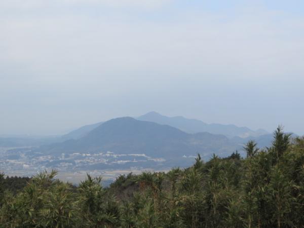 山頂より城山と孔太寺山方面の眺望