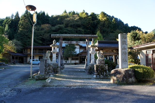 加蘇山神社社務所から歩いていきます（＾＾）
