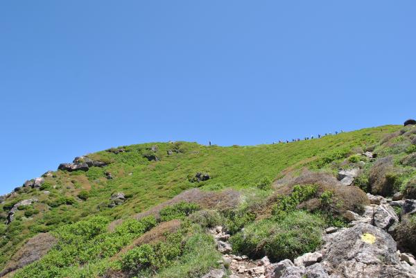 久住山付近、山頂はは多くの登山者で賑わっています
