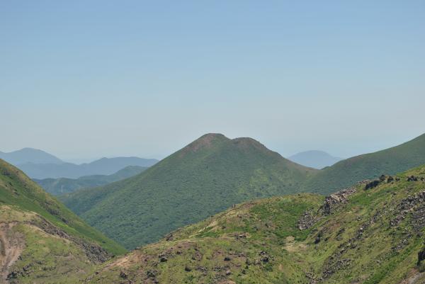 平治岳、写りが悪いですが山頂付近ピンク色に染まっています。