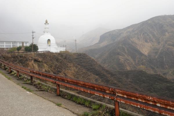 仙酔峡に向かう道のり。ストゥーパを通過していきます。