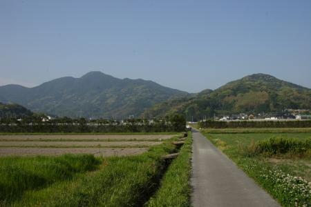 JR福吉駅からスタート。田んぼを抜けて登山道に向かいます。