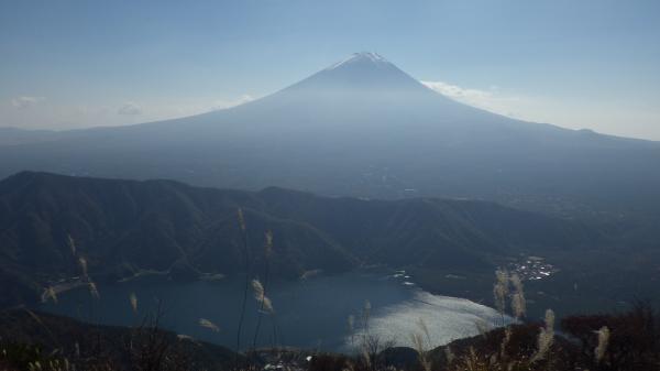 裾野までばっちり見えた富士山。手前は西湖。