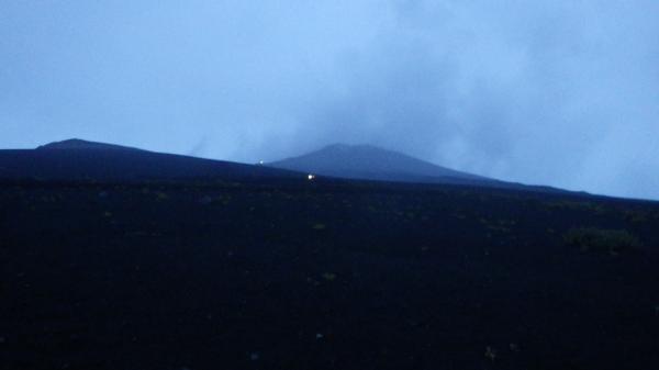 ご来光直前の富士山頂。何だかすっきりしない天候。