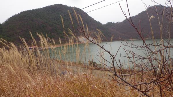 胡桃ヶ岳と潟沼（かたぬま）。潟沼はPh1.3の日本一の強酸性湖だそうです。