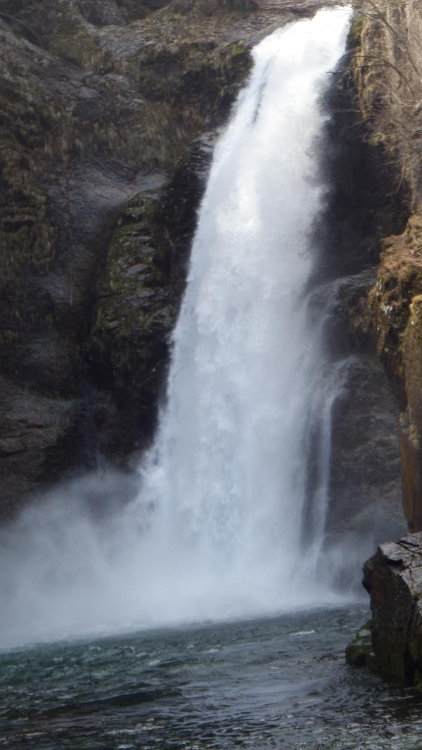 秋保大滝。那智の滝、華厳の滝と並ぶ日本三名瀑の一つ。幅6ｍ、落差55ｍと文字通りの大滝！