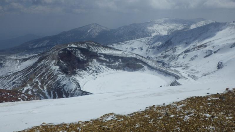 この時期のお釜は雪で真っ白です。追い風が強くて油断すると「お釜にポン」と行ってしまう位でした。