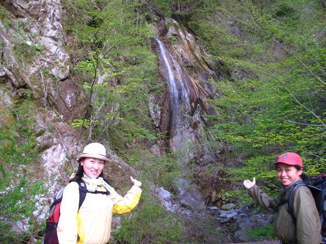 この滝の脇の登山口から登り始めます。