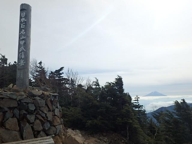 甲武信岳頂上と富士山