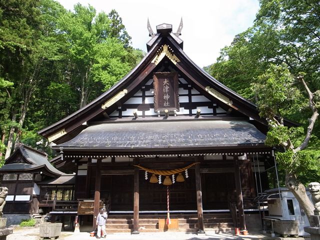 大津神社の境内です。高山から国道４１号線をトンネル先に神社の駐車場があります。