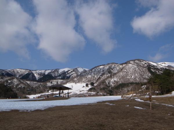 麓はずいぶん雪が消えました。