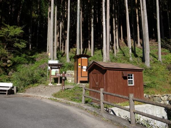 林道から登山道に入るところにトイレがあります。