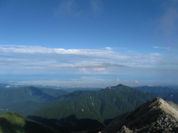 遠くには富山の町並みと富山湾が見えます。