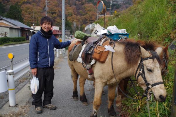 北海道から道産子を2頭引いて沖縄まで旅する北海道大学の山川くん。獣医を目指してるとのこと。