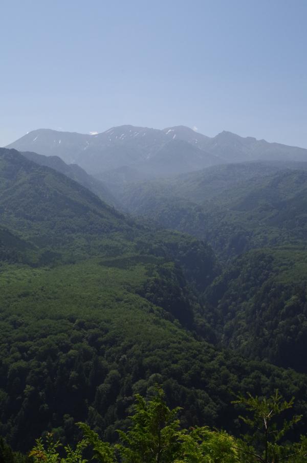 草木谷越の御嶽山。左から継子岳、摩利支天山、剣ヶ峰、継母岳。いつも名古屋から見る御嶽山とは全く違いう山に感じます。