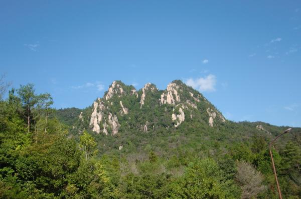 キャンプ場から見上げる三倉岳