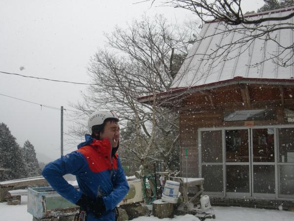 藤内小屋に着くと吹雪。