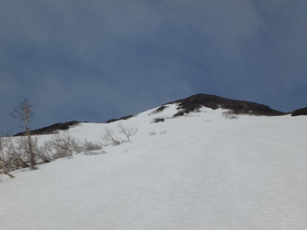 1452m峰（正面ピーク）左手の雪のある場所に向かって登ります。