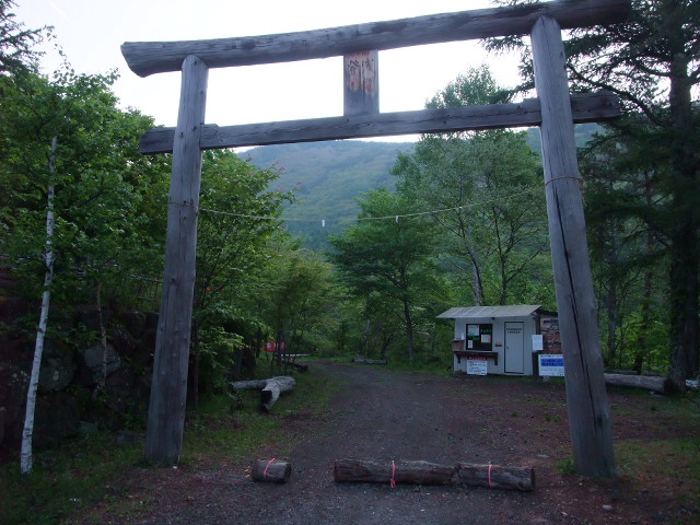 浅間山荘駐車場から出発。大きな鳥居があります。