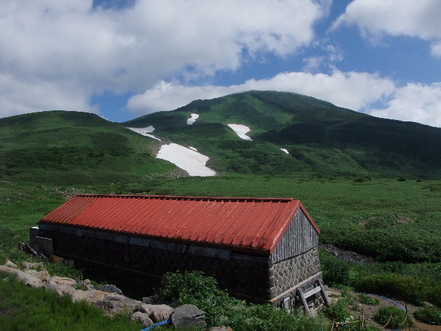 河原宿からの鳥海山。手前は河原宿小屋。