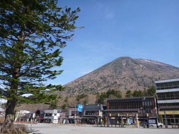 中禅寺温泉バス停から見上げる男体山