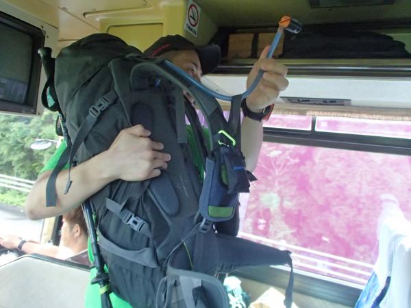 はりきっていきましょう！行きのバスでは北村さんが私物の登山道具を公開！