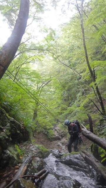 懸垂下降で滝を下る「大島　行きまーす！」