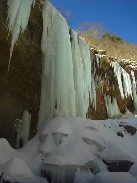ツバメ岩の大氷柱。今年委は小ぶり。暖冬めっ