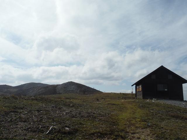 霊仙避難小屋と山頂部。