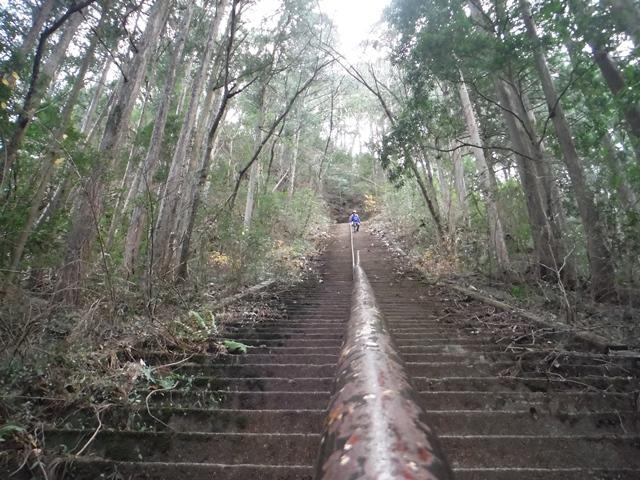 愛宕神社の階段。おかしい！斜度おかしい！！
