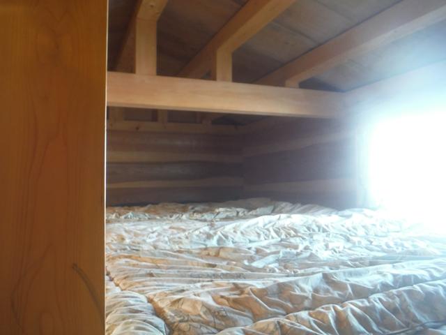 別館は寝室のみ。１０畳ほどの小屋になる。