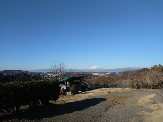円海山付近より。日の出頃はカメラを構えた方をよく見かけます。