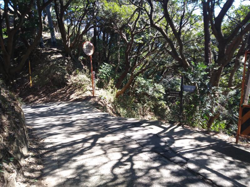 十三峠を経由して塚山公園に。ここから山中地区へ下ります。下まで階段を降りるのが初心者向け。途中尾根伝いは慣れた人向け。