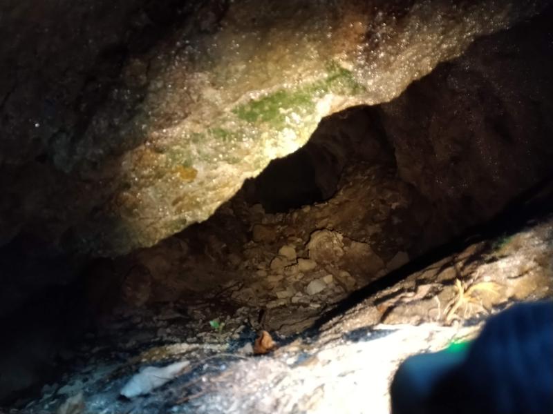 洞窟の中は狭かったです。