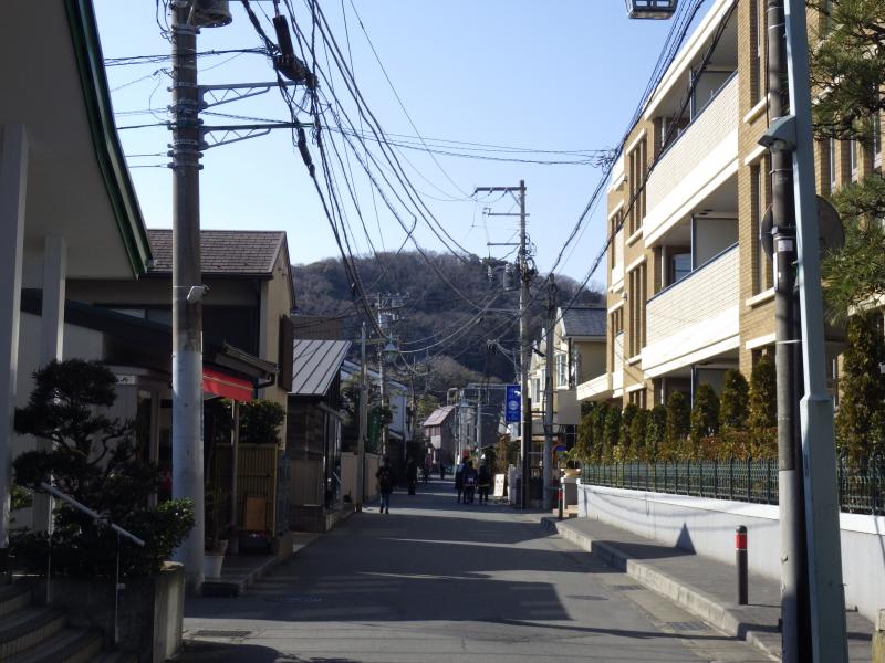 線路を渡って源氏山を目指します。