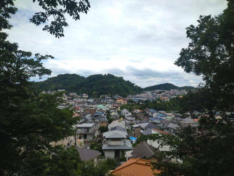 尾根に出ると住宅地を挟んで鷹取山が見えます。
