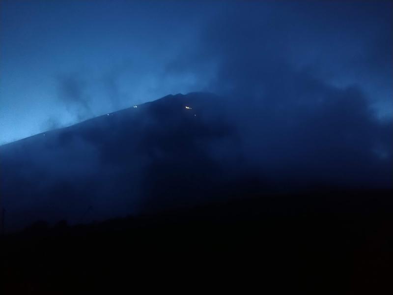 雲が抜けて富士山のシルエットが浮かぶ。宝永山にて