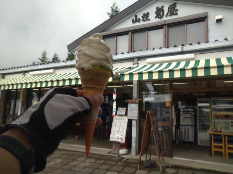 須走五合目。菊屋さんのソフトクリーム。今日は静岡抹茶とバニラ。コーンの根元までみっちりと入っています。イイネ！