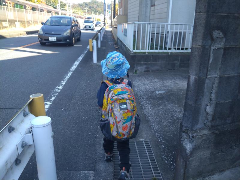 神武寺駅から登山口を目指しますが交通量の多い歩道の狭い道を行くので車に注意です。
