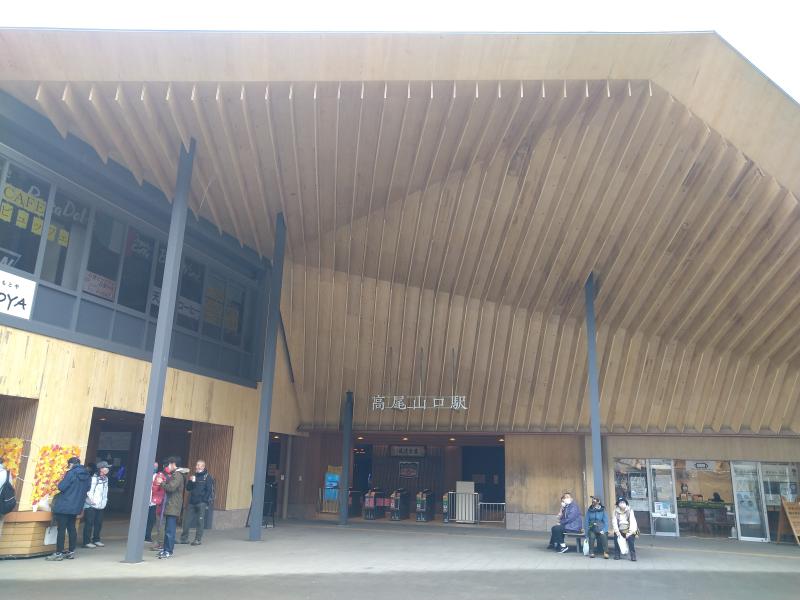高尾山口駅は木造りの屋根のある駅です。
