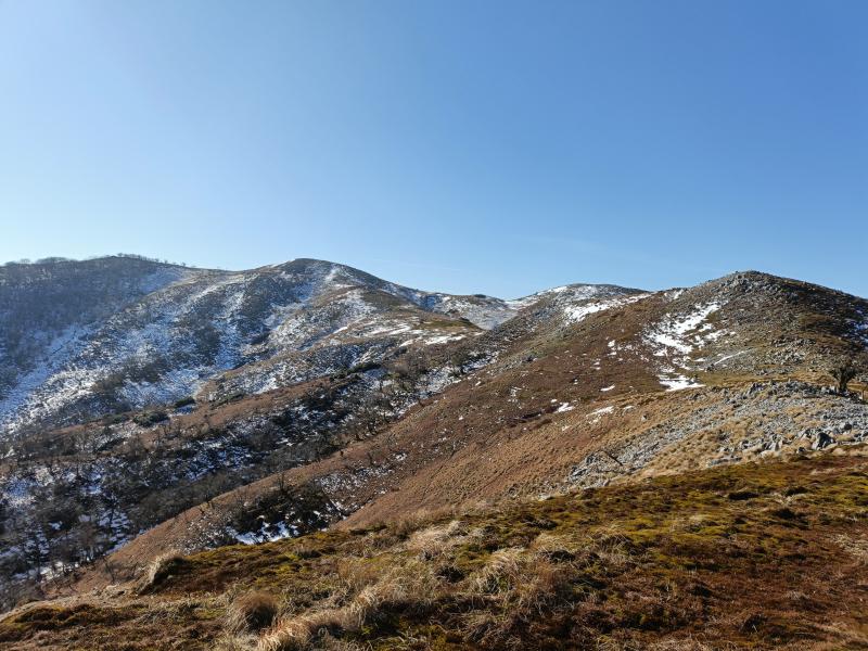 山頂避難小屋付近から最高地点と山頂を見る